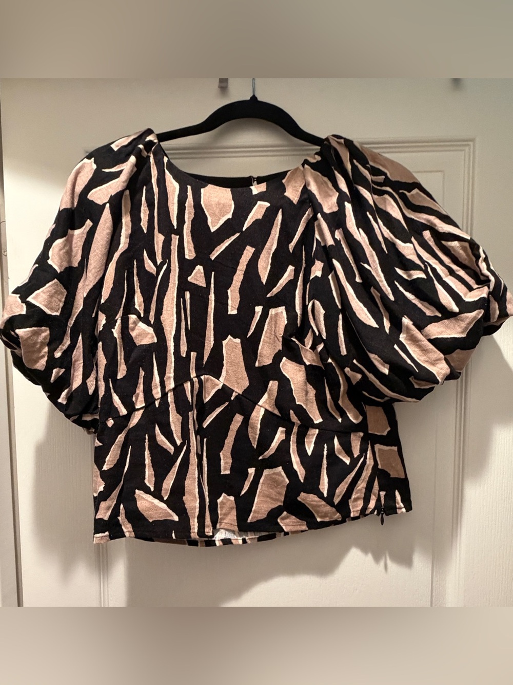 DKNY Black /Tan /White Abstract Puff Sleeve Top Size M Linen Blend